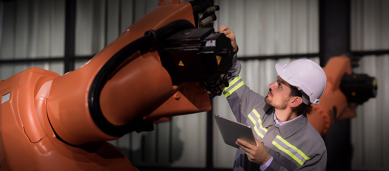 Mann mit Tablet in der Hand Wartung Roboter