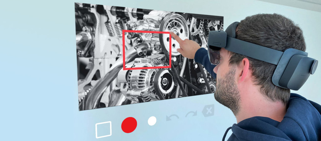 Mann mit Datenbrille an Maschine