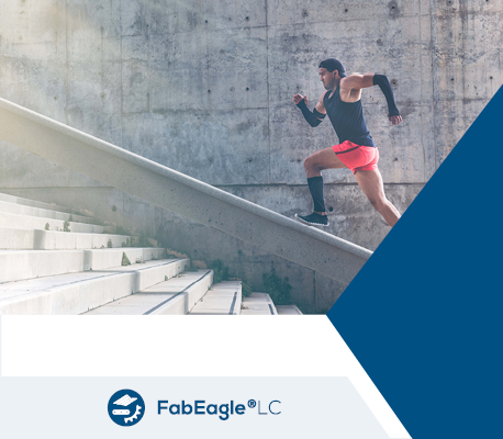 Mann rennt eine Treppe hinauf