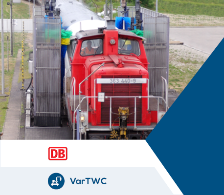 Rote Lokomotive in Zugwaschanlage