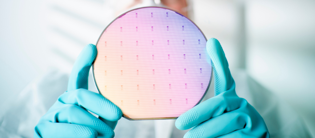 Mann mit Handschuhen hält Kristall Wafer