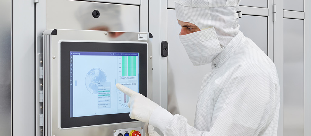 Operator in Reinraum bedient Panel