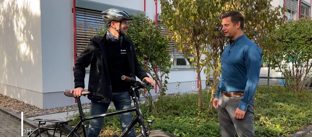 Mann mit Fahrrad und Mann stehen sich gegenüber