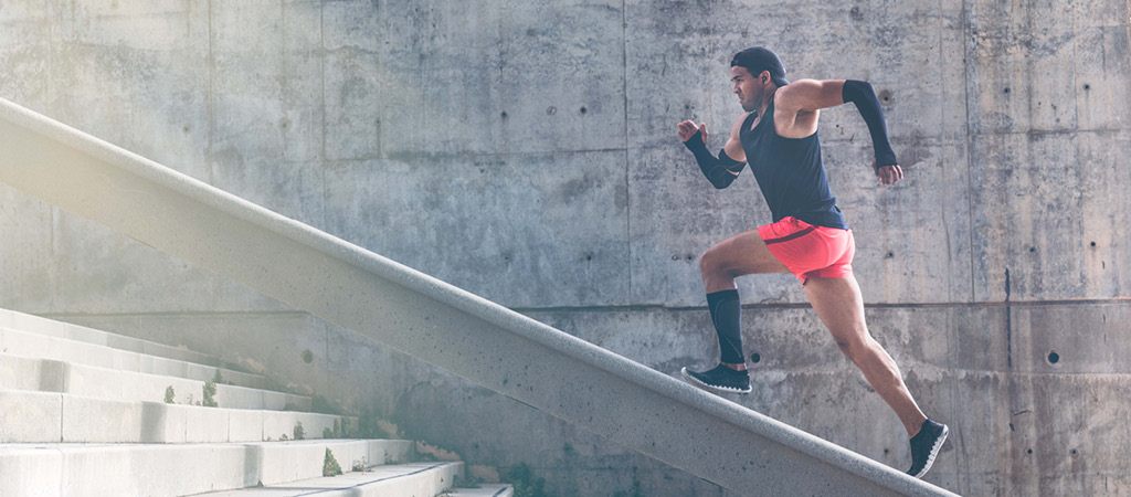 Mann rennt eine Treppe herauf