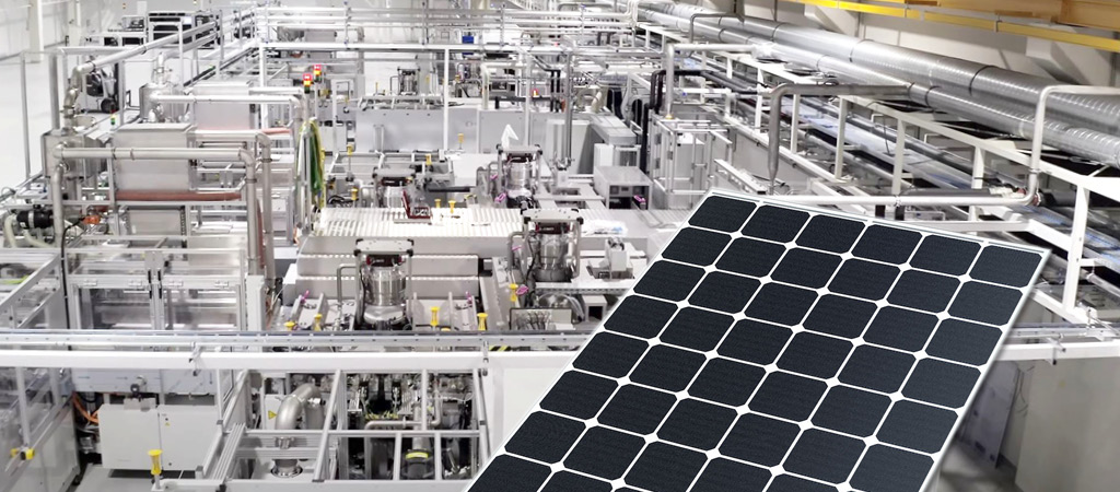 Solarpanel mit Solarfabrik im Hintergrund