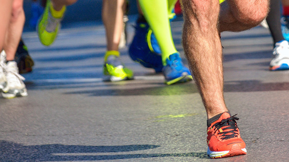 Beine von Personen mit Sportschuhen