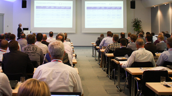 Konferenz mit Personen an Tischen