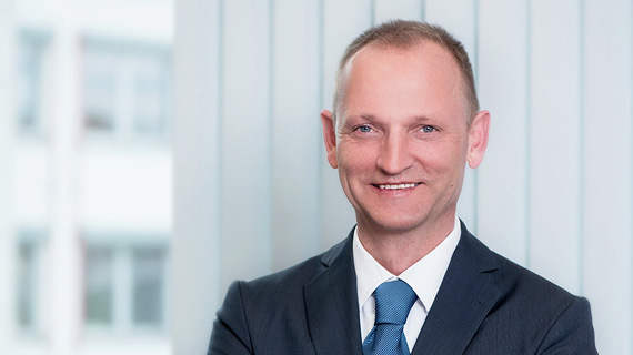 Lächelnde Person mit Anzug