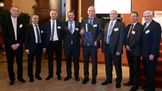 Gruppe von Personen in Anzügen