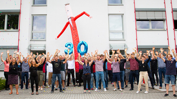 Personengruppe vor einem Gebäude