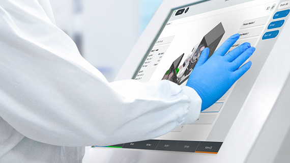 Operator mit blauen Handschuhen bedient einer Anlagensteuerung