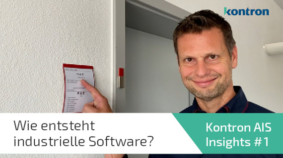 Eine Person steht an einer Tür und zeigt auf ein Schild