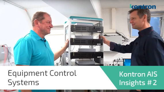 Zwei Personen stehen an einem Rack für PCs