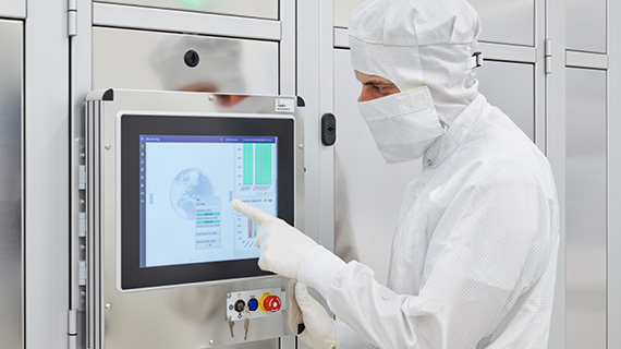 Operator an einem Bedienpanel