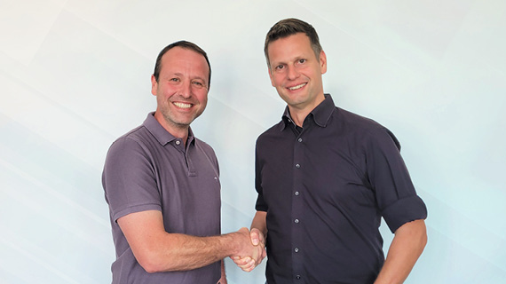 Zwei Personen schütteln die Hände