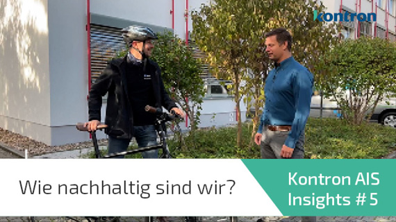 Zwei Männer stehen neben einem Fahrrad