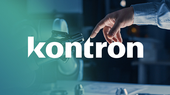 Kontronschriftzug im Hintergrund gerührt sich eine menschliche Hand mit einem Roboterarm