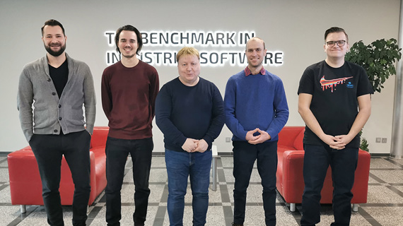 5 Personen in einer Reihe im Hintergrund leuchtende Schrift