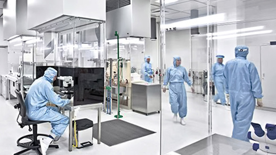 Operator in einem Reinraum