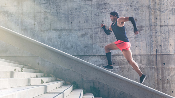 Mann rennt eine Treppe hinauf
