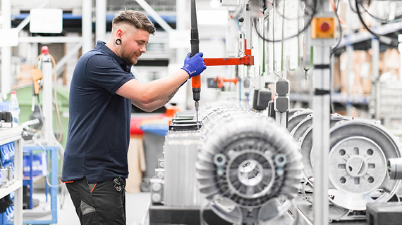 Mann bedient CNC-Anlage