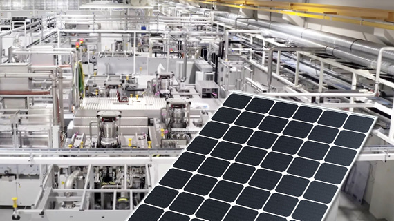 Solarpanel mit Solarproduktion im Hintergrund